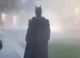 فيديو.. ظهور «باتمان» في محيط الكونجرس الأمريكي: يسيطر على المظاهرات