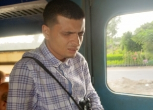 «مصطفى» بائع كفيف بالقطار بشهادة ليسانس آداب: نفسي في شغلانة مناسبة