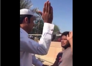 بالفيديو| قطري يعتدي بالضرب المبرح على "هندي" يعمل لديه