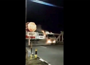 قطار يصدم شاحنة في إندونيسيا.. وإصابة راكب بجروح طفيفة (فيديو)