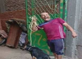 بالفيديو| شاب يشنق كلبا ويلتقط صورا معه.. و"الحصري": "مشروع قاتل"