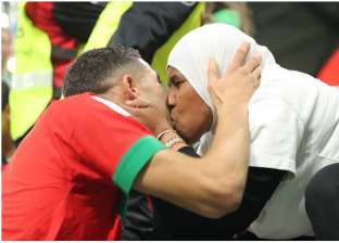 «أحبك أمي».. قبلة والدة أشرف حكيمي تزين فوز منتخب المغرب على إسبانيا