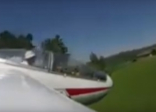 بالفيديو| لحظة سقوط طائرة شراعية وتحطمها في بولندا