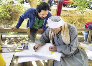 "الحاج أحمد" شارك في برنامج محو الأمية.. لقى نفسه في ورشة رسم