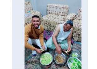 أحمد يساعد والده في "لف حلة محشي": ماما تعبانة وبنساعدها