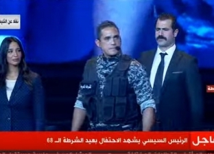 "باشا مصر" في احتفال عيد الشرطة.. ويستأذن الرئيس لمصافحة أسرة شهيد