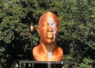 مجهول يشوه تمثال جورج فلويد وسط نيويورك بـ«الطلاء»