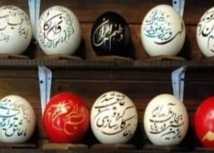 ابتكارات شم النسيم.. «أحمد» يحول بيض النعام الفارغ إلى أعمال فنية