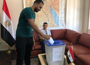 مصرية كفيفة تحرص على المشاركة في الاستفتاء في إيطاليا بصحبة والدها
