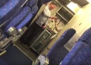 أول فيديو يكشف كواليس التقاط الصورة الـ"سيلفي" مع خاطف الطائرة