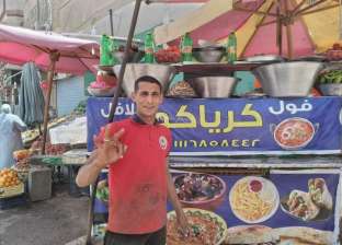 محمد شاب يقدم «سندوتشات» فول مجانا لغير القادرين: «الرزق بيزيد»