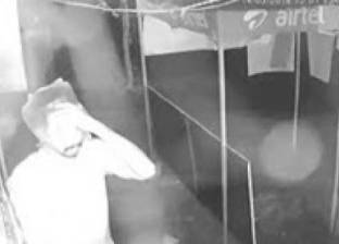 بالفيديو| "غبي منه فيه".. لص يخفي وجهه بكيس شفاف أثناء سرقة محل هواتف