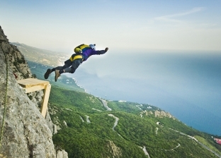 «سقط من أعلى جبل».. يوتيوبر شهير يفارق الحياة خلال تصوير مقطع فيديو