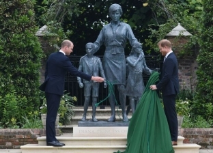 «ولد وبنت» بجوار تمثال الأميرة ديانا يثيران الحيرة في لندن: تفسير غير متوقع