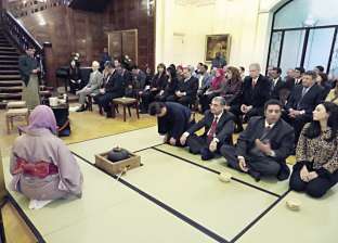 وزير الكهرباء يفترش الأرض أثناء «جلسة شاى» بالسفارة اليابانية