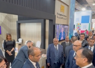 رئيس مجلس الوزراء يتفقد جناح البورصة المصرية خلال افتتاح معرض الكتاب