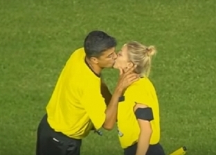 فيديو.. قبلة حارة من حكمة كرة قدم لزوجها في الملعب