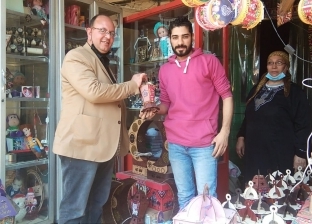 «شنودة» شاب مسيحي يبيع فوانيس رمضان بالشرقية: شهر خير وبركة