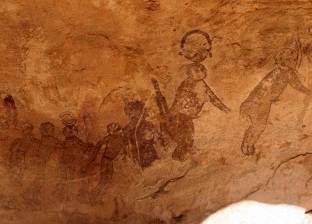 بالفيديو| سفن وكائنات فضائية عمرها 8000 عام قبل الميلاد بصحراء الجزائر