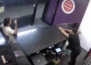بالفيديو| لحظة اقتحام شاب لمطعم بيتزا بمفرقعات في "ليفربول"