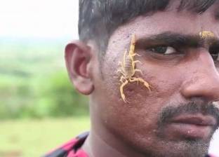 بالفيديو| "عقارب على الوجه واللسان".. أغرب طقس عبادة في الهند