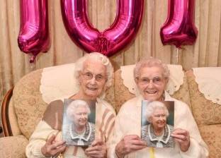 بالصور| أكبر توأم بريطاني تحتفلان بعيد ميلادهما الـ101