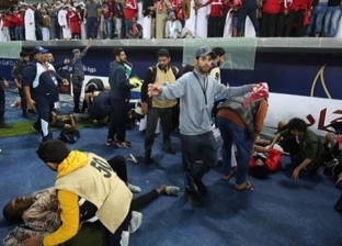 قصة صورة x الملعب.. سقوط الجماهير من المدرجات في مباراة عمان والإمارات