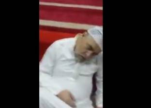 بالفيديو| مؤذن يفارق الحياة قبل رفع أذان الفجر بدقائق في السعودية