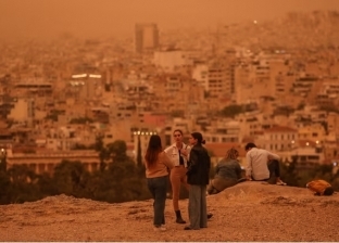 رياح الصحراء الكبرى تحول سماء اليونان إلى الأصفر.. وتحذيرات من مخاطر تنفسية