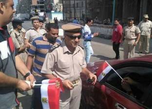 «مأمور» بالدقهلية يوزع «أعلام مصر» على المواطنين احتفالا بذكرى أكتوبر