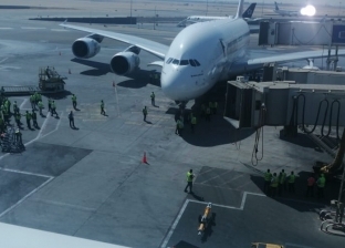 فيديو وصور.. مطار القاهرة يستقبل أكبر طائرة ركاب في العالم
