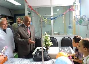 مدير أمن البحيرة يهدي مرضى مستشفى دمنهور «زهور» و«حلوى»