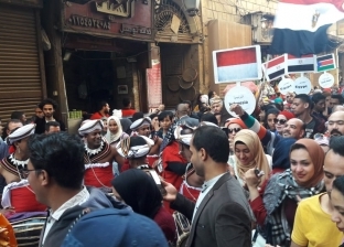 بالصور والفيديو| "الفرحة فرحتين" في شارع المعز.. استفتاء ومهرجان