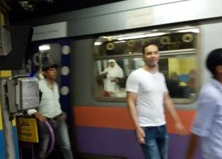 بالفيديو| ركاب مترو الخط الثاني "على القضبان" بعد "غفوة" سائق القطار