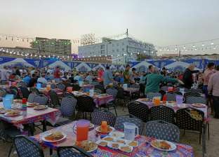 مصريون وأجانب على أكبر «مائدة رحمن» للعائلات بشواطئ الغردقة (صور)