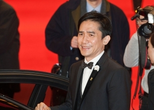 الممثل الشهير توني لونج يحصل على جائزة الأسد الذهبي من مهرجان فينيسيا