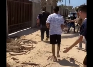 فيديو بشع.. أطفال يعتدون على رجل ويلاحقونه بالتراب: رموه بزيت عربيات