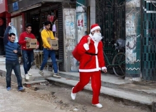 بالصور.. "بابا نويل" يظهر في الغربية ويوزع هدايا على المواطنين