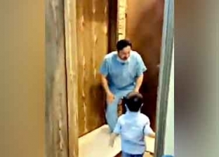 تخطى ملايين المشاهدات.. طبيب سعودي يرفض احتضان ابنه بسبب كورونا