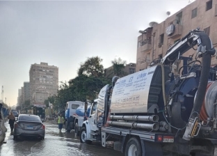 الجيزة: الدفع بـ13 سيارة لشفط المياه من شارع جامعة الدول العربية