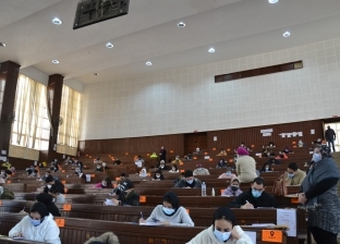 طلاب جامعة الإسكندرية يؤدون الامتحانات بإجراءات مشددة (صور)