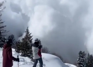 انهيار جليدي ضخم من أعلى جبل بأمريكا.. مشاهد ساحرة ومخيفة «فيديو»