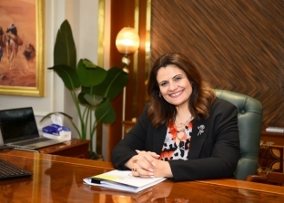 وزيرة الهجرة تهنئ أول مصرية تحصل على لقب مدعي عام في بريطانيا
