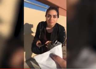 بالفيديو| فتاة خافت من ريش طائر فوقعت فوق الـ"صبار"