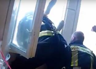 بالفيديو| رجل إطفاء ينقذ شخص حاول الانتحار بطريقة مذهلة