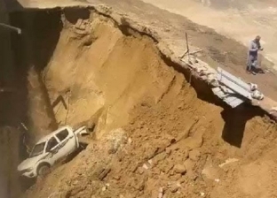 تفاصيل وقوع انهيار أرضي كبير ابتلع سيارة بالكويت (فيديو)