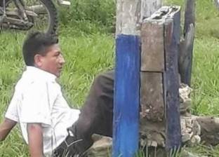 بتقييد قدميه في آلة خشبية.. مواطنون يعاقبون عمدة قريتهم في بوليفيا