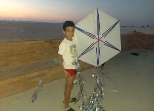 "عمر" طفل يتحدى الاستغلال ويصنع طيارة ورق بـ 20 جنيها