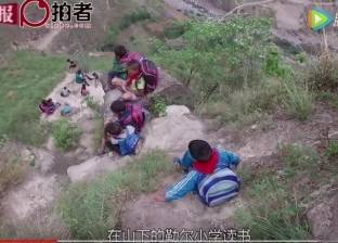 بالفيديو| "مدرسة فوق مرتفعات خطرة".. تلاميذ يتسلقون الجبال طلبا للعلم