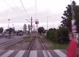 بالفيديو| فتاة تنجو بأعجوبة من الموت تحت عجلات القطار